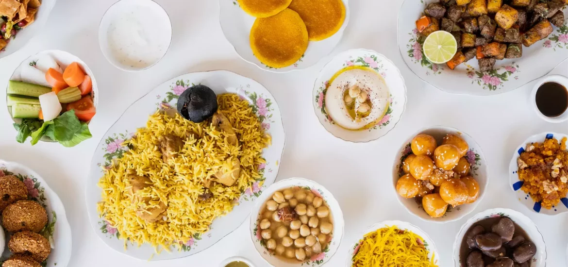 Saudi-arabische Speisen auf einem Tisch präsentiert