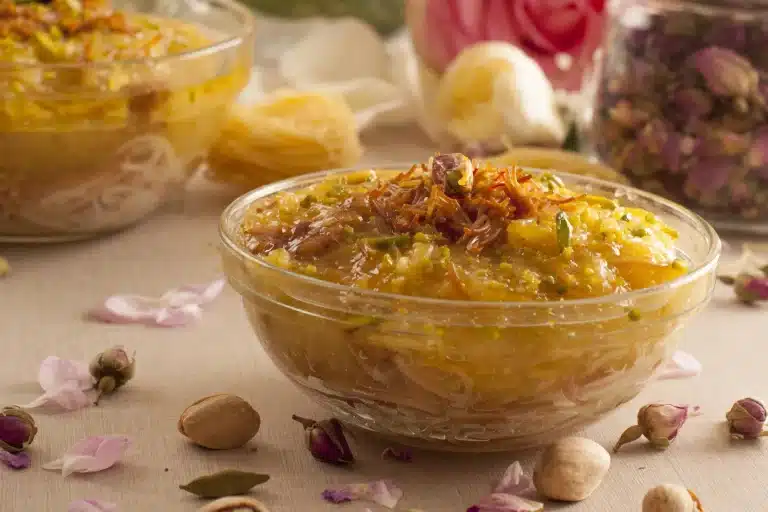 Ein traditionelles Dessert aus den Vereinigten Arabischen Emiraten, das die süßen Aromen der Küche Abu Dhabis repräsentiert.