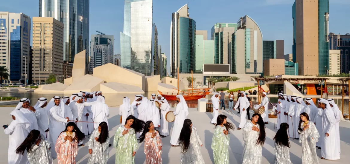 Traditioneller Tanz der Emirati-Männer Al-Ayalah beim Al-Hosn-Festival