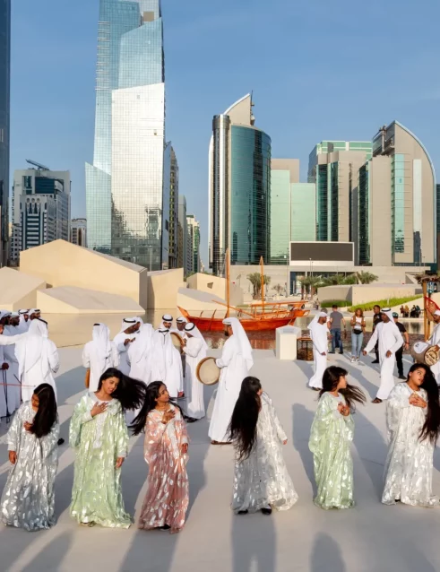 Traditioneller Tanz der Emirati-Männer Al-Ayalah beim Al-Hosn-Festival
