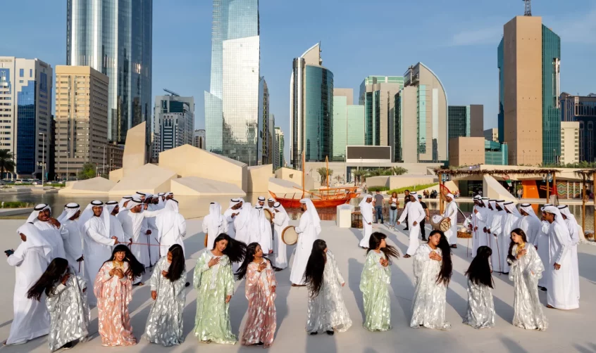 Traditioneller Tanz der Emirati-Männer Al-Ayalah beim Al-Hosn-Festival