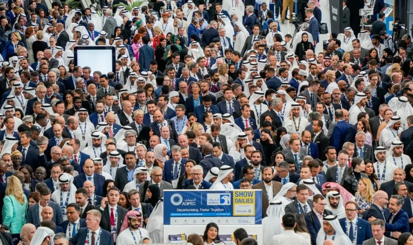Menschenmenge versammelt sich auf der ADIPEC-Messe in Abu Dhabi
