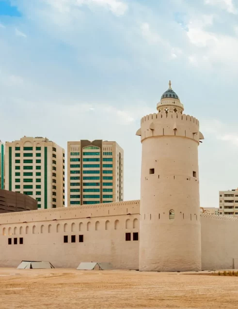 Die Festung Qasr Al Hosn mit der Skyline von Abu Dhabi im Hintergrund
