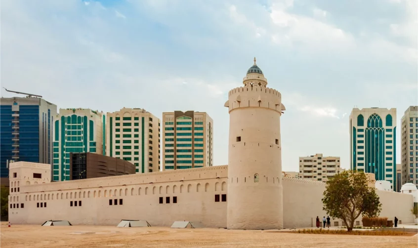 Die Festung Qasr Al Hosn mit der Skyline von Abu Dhabi im Hintergrund