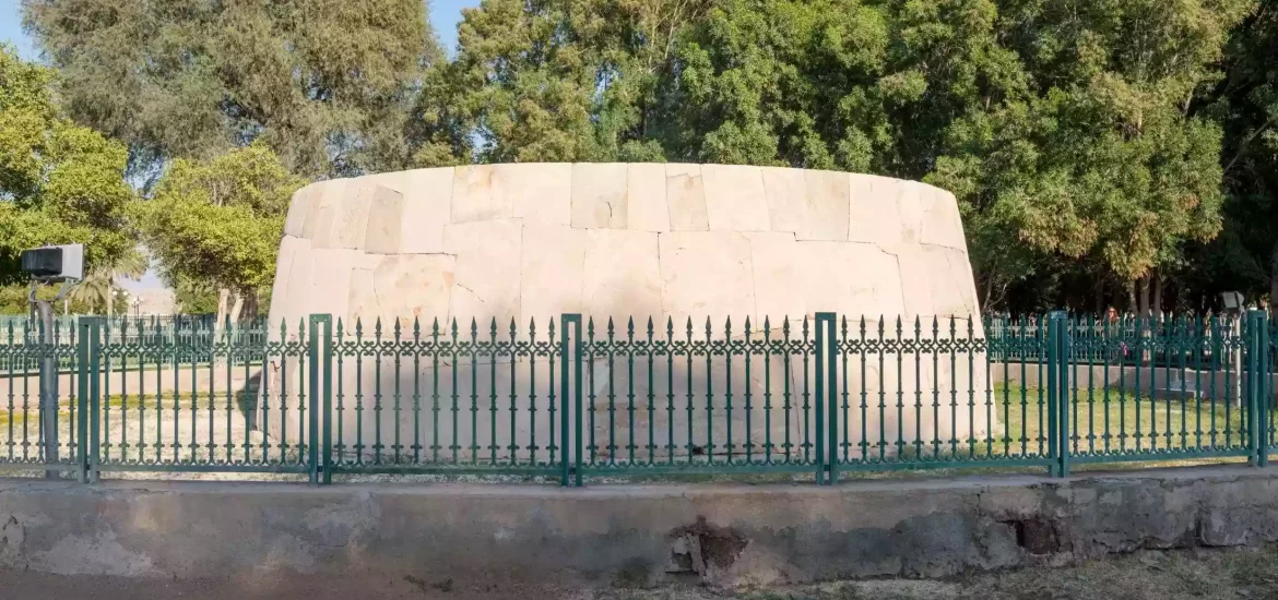 Grabstätte innerhalb der archäologischen Stätte von Hili