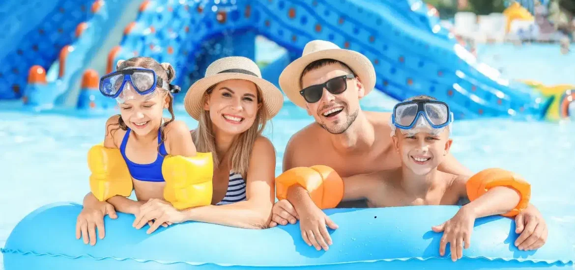 Счастливая семья с двумя детьми наслаждается бассейном в SeaWorld Abu Dhabi