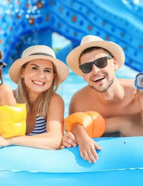 Glückliche Familie mit zwei Kindern genießt den Pool im SeaWorld Abu Dhabi