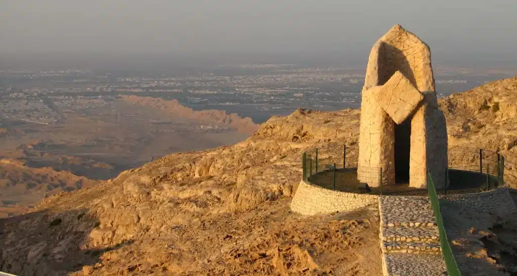 Steinstruktur mit antiken Designelementen auf dem Berg Jebel Hafeet mit Blick auf die Wüstenlandschaft von Al Ain in den Vereinigten Arabischen Emiraten