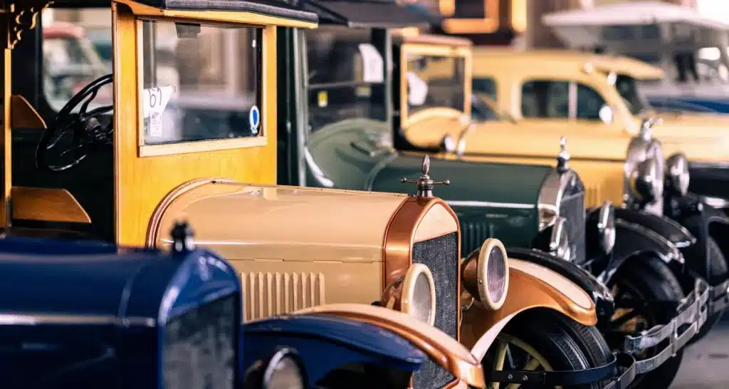 Oldtimer-Klassiker, ausgestellt im Emirates National Auto Museum in Abu Dhabi.