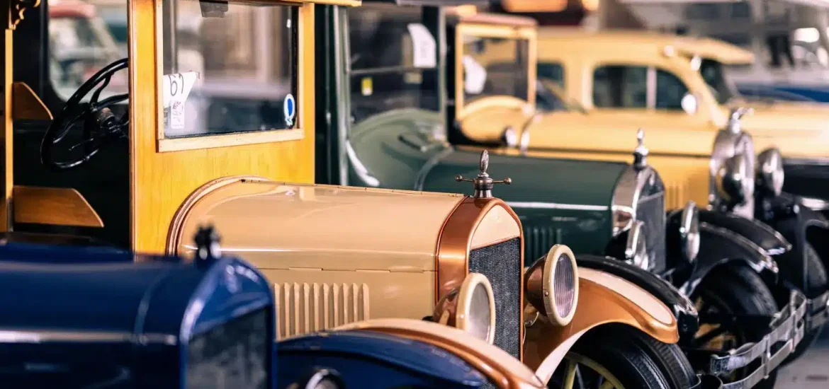 Oldtimer-Klassiker, ausgestellt im Emirates National Auto Museum in Abu Dhabi.