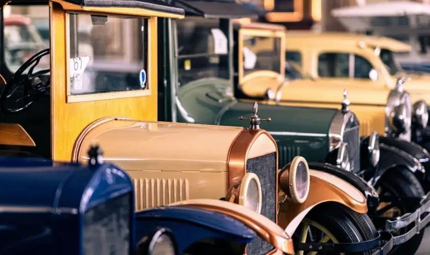 Oldtimer-Klassiker, ausgestellt im Emirates National Auto Museum in Abu Dhabi.