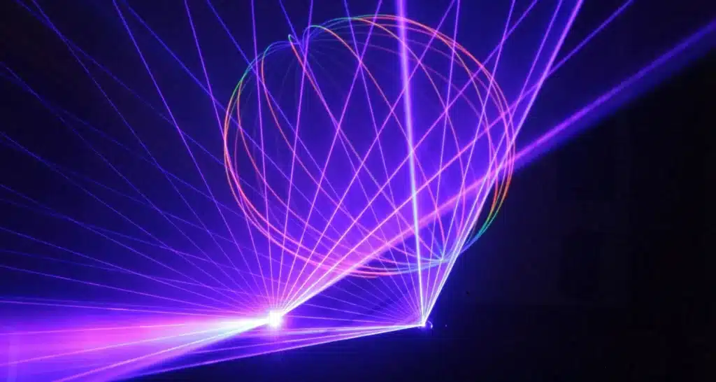 Farbenfrohe Laserlichtshow mit Neonstrahlen und Mustern beim Sheikh Zayed Festival in Abu Dhabi, Vereinigte Arabische Emirate