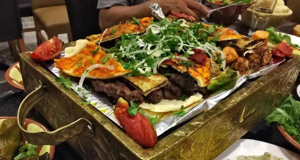 Traditionelles emiratisches Essen, das bei Festlichkeiten serviert wird und in Abu Dhabi zu Neujahr sehr beliebt ist.