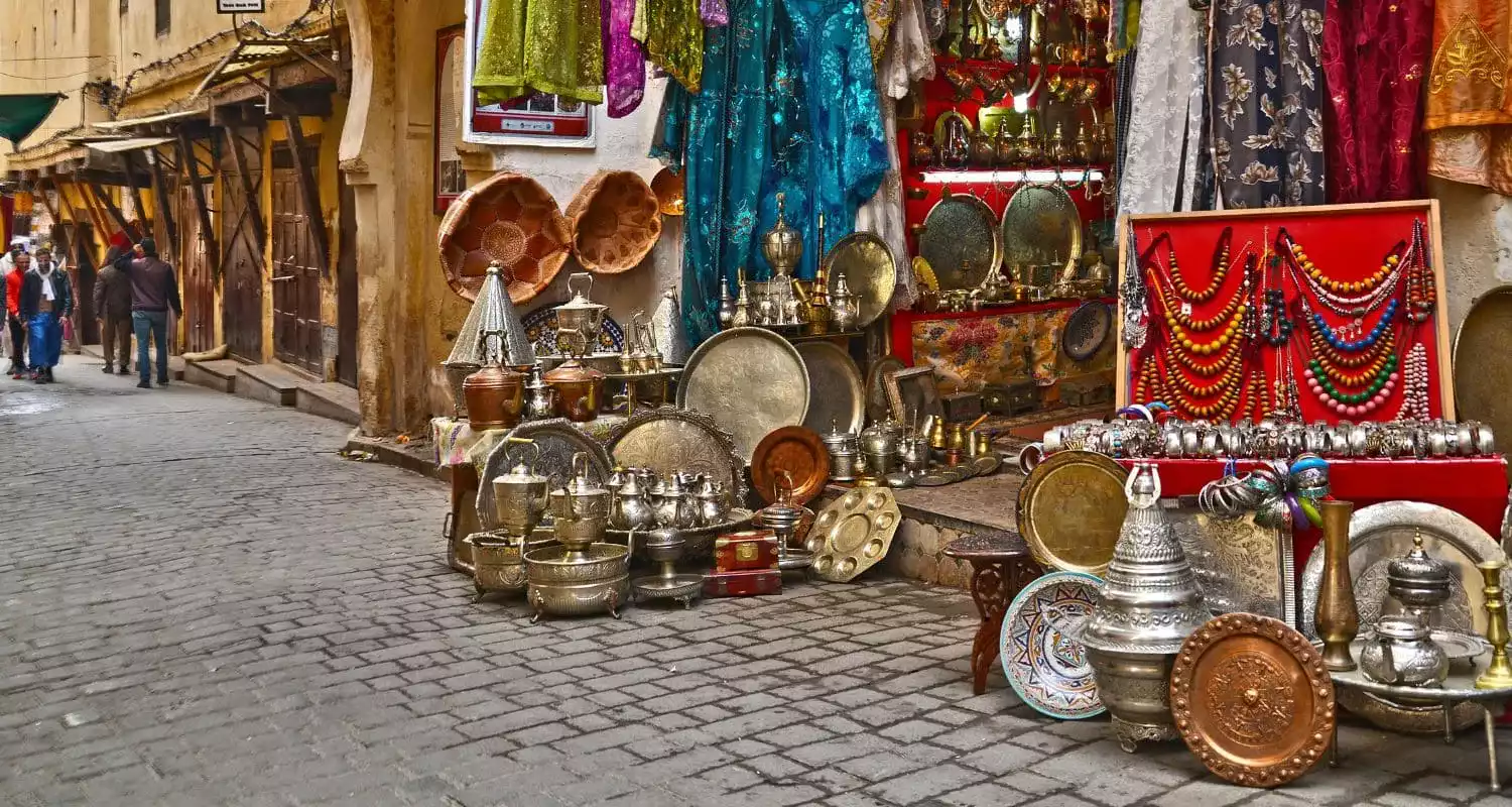 Traditioneller Souk-Markt in Abu Dhabi mit Schmuck, Textilien und handgefertigten Metallwaren.