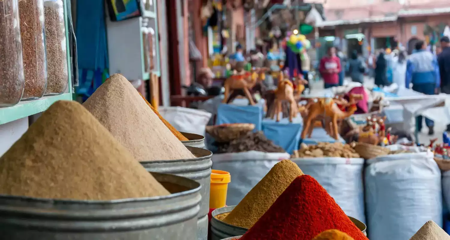 Farbenfrohe Ausstellung traditioneller Gewürze und Kräuter auf den Märkten von Abu Dhabi, die die reiche arabische Kultur und Aromen präsentieren.