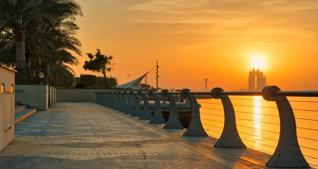 Wunderschöner Sonnenuntergang an der Corniche-Promenade in Abu Dhabi, der die beste Zeit für einen Besuch in Abu Dhabi während der Nebensaison unterstreicht.