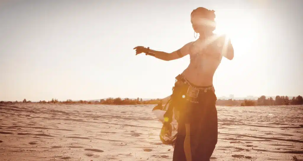 Frau, die in der Wüste einen Tanoura-Tanz aufführt.