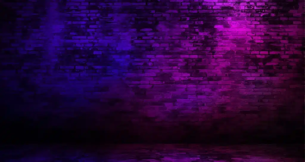 Lila und blau beleuchtete Wandkunst im Manar Abu Dhabi