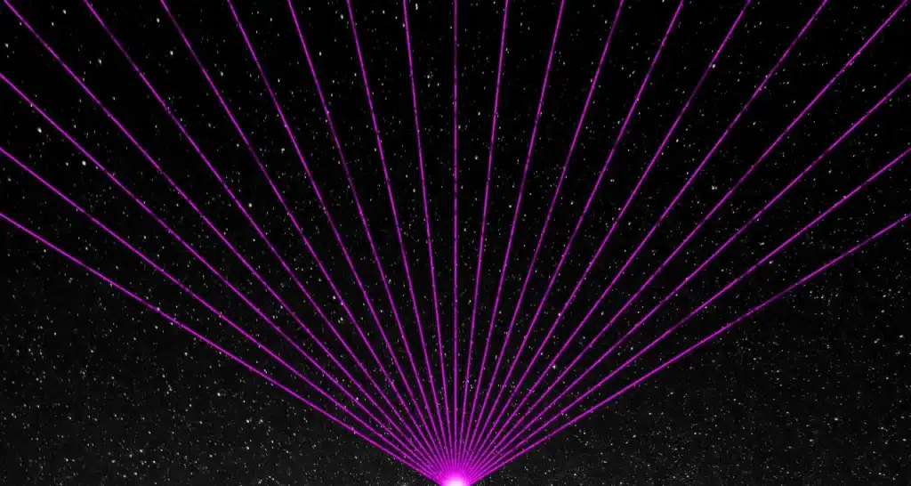 Violette Laserstrahlen, die beim Manar Abu Dhabi Festival in den Nachthimmel projiziert wurden