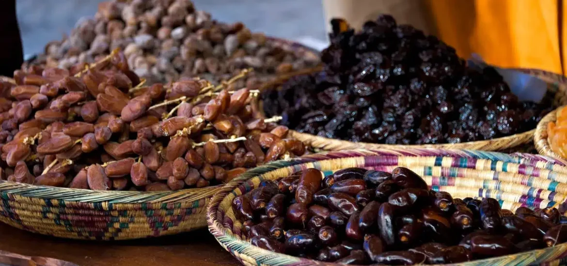 Körbe mit frischen und getrockneten Datteln auf dem Dattelmarkt in Abu Dhabi