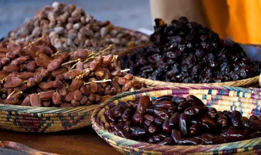 Körbe mit frischen und getrockneten Datteln auf dem Dattelmarkt in Abu Dhabi