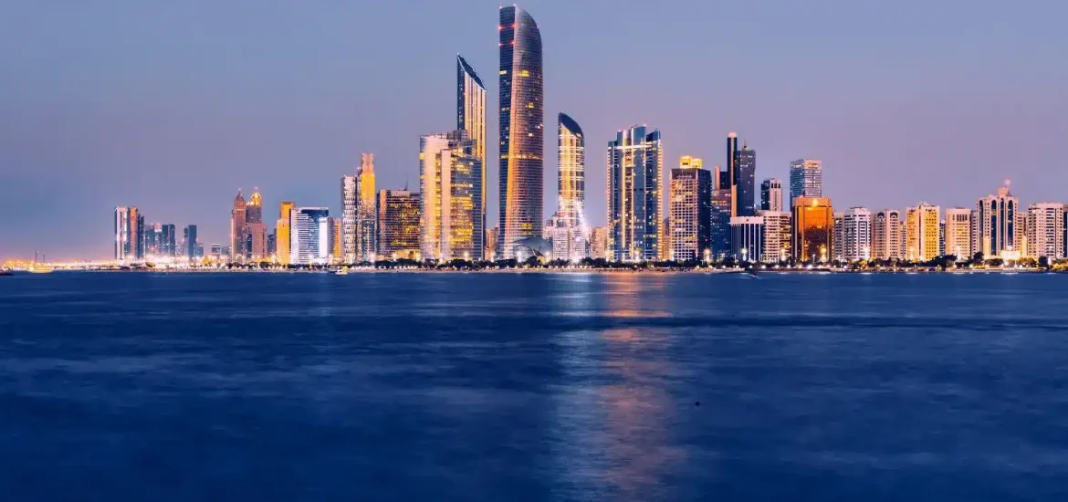 Blick auf die Skyline von Abu Dhabi in der Nähe des Kulturviertels Manarat Al Saadiyat in der Abenddämmerung