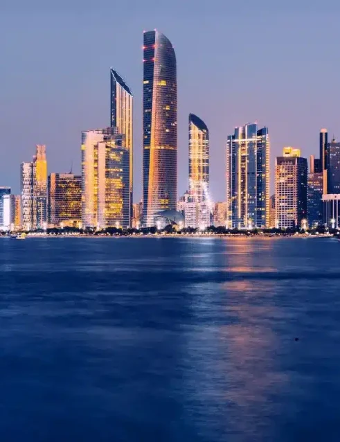 Blick auf die Skyline von Abu Dhabi in der Nähe des Kulturviertels Manarat Al Saadiyat in der Abenddämmerung