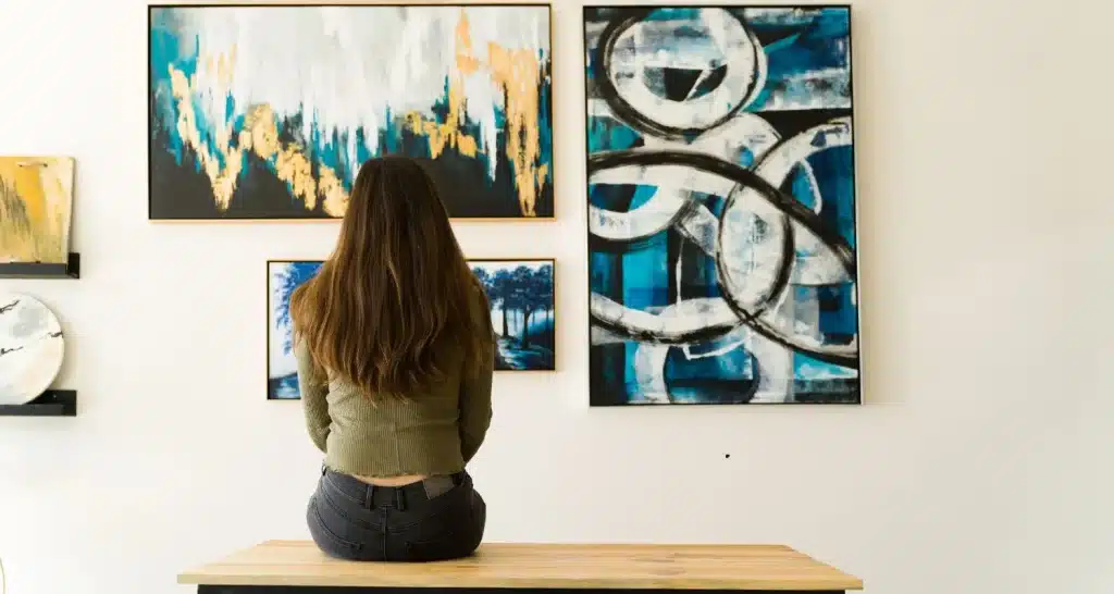 Besucher bewundert Ausstellung zeitgenössischer Kunst im Manarat Al Saadiyat in Abu Dhabi