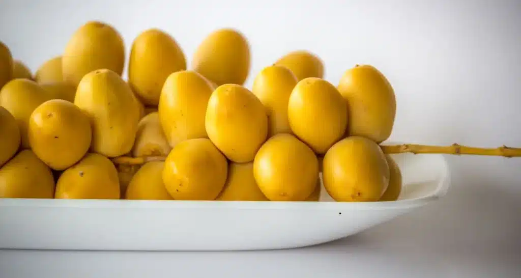 Frische gelbe Datteln, ausgestellt auf dem Dattelmarkt in Abu Dhabi