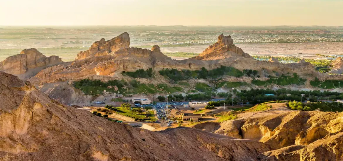 Luftaufnahme von Green Mubazzarah am Fuße des Jebel Hafeet in Al Ain.