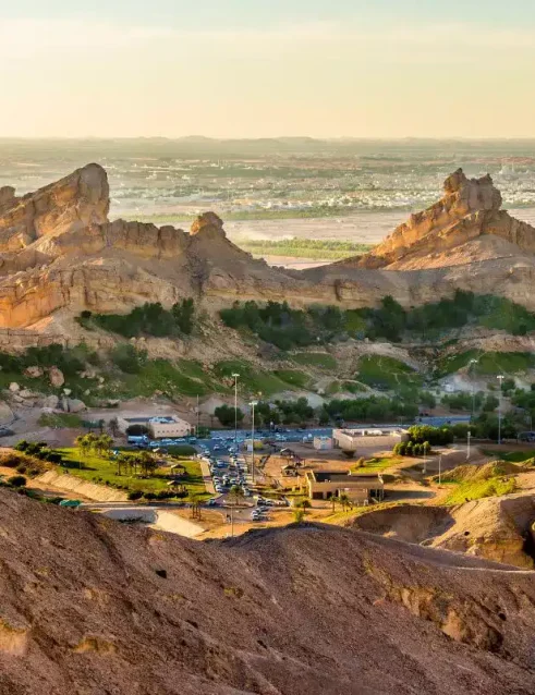 Luftaufnahme von Green Mubazzarah am Fuße des Jebel Hafeet in Al Ain.
