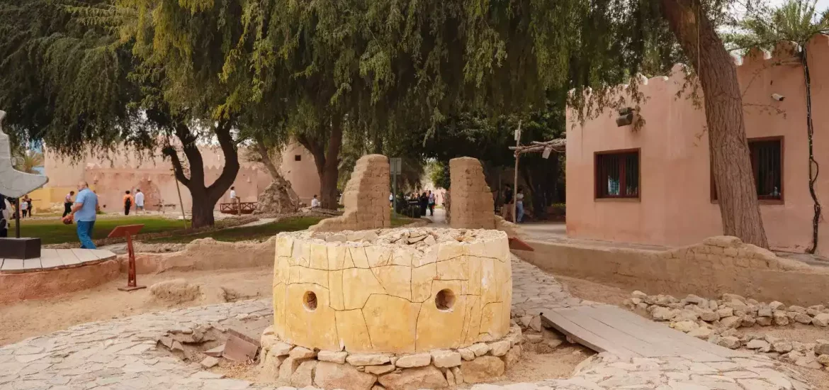 Traditionelle Häuser und historische Exponate im Heritage Village in Abu Dhabi