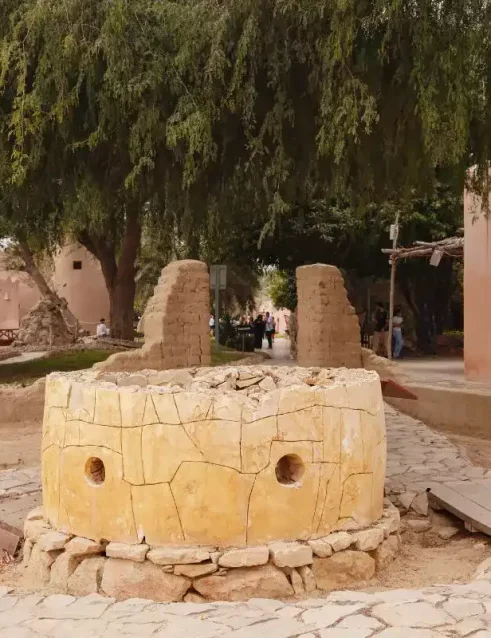 Traditionelle Häuser und historische Exponate im Heritage Village in Abu Dhabi