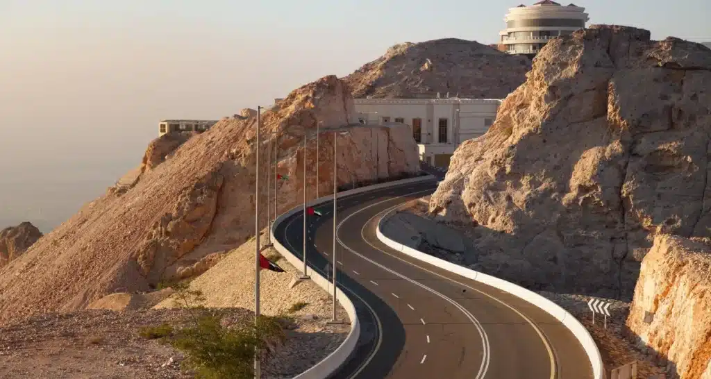 Bergstraße, die zum Jebel Hafeet hinaufführt.