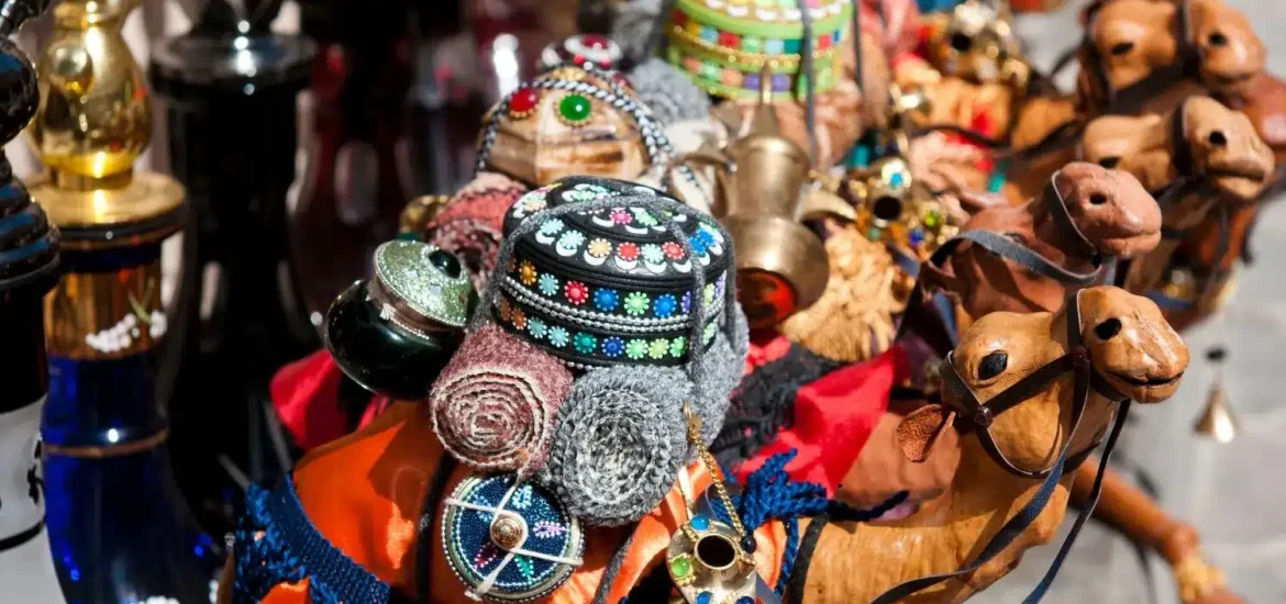 Traditionelles Kunsthandwerk und Souvenirs im Souk Al Qattara in Abu Dhabi