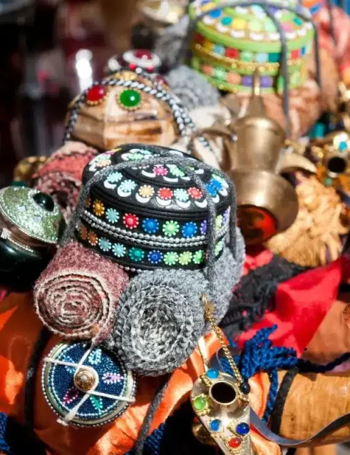 Traditionelles Kunsthandwerk und Souvenirs im Souk Al Qattara in Abu Dhabi