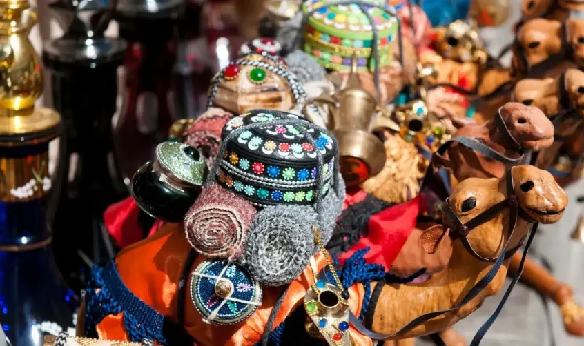 Traditionelles Kunsthandwerk und Souvenirs im Souk Al Qattara in Abu Dhabi