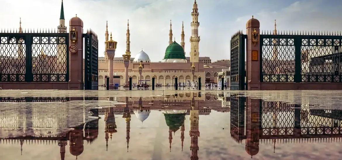 Wunderschöner Blick auf den Al Bateen Palace in Abu Dhabi mit traditioneller islamischer Architektur