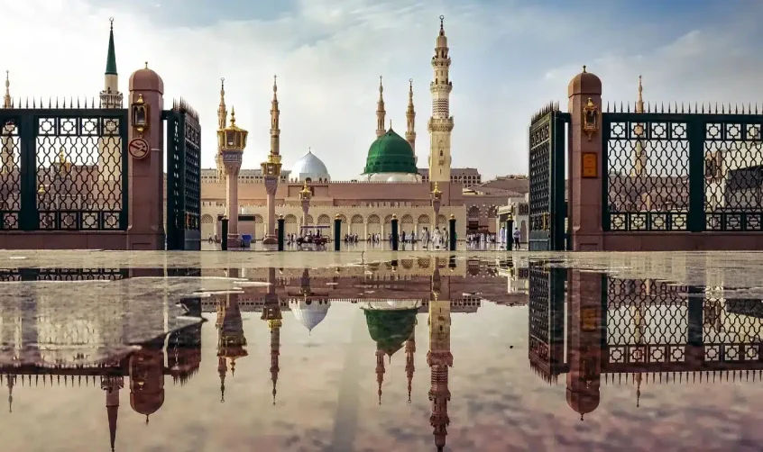 Wunderschöner Blick auf den Al Bateen Palace in Abu Dhabi mit traditioneller islamischer Architektur
