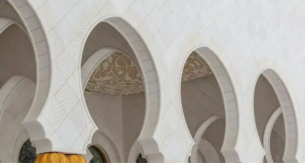 Kunstvolle islamische Bögen mit geometrischen Details im Al Bateen Palace in Abu Dhabi