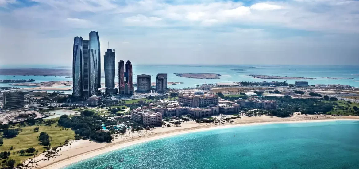 Panoramablick auf die Skyline von Abu Dhabi mit der Kulturstiftung Abu Dhabi und den nahe gelegenen Sehenswürdigkeiten