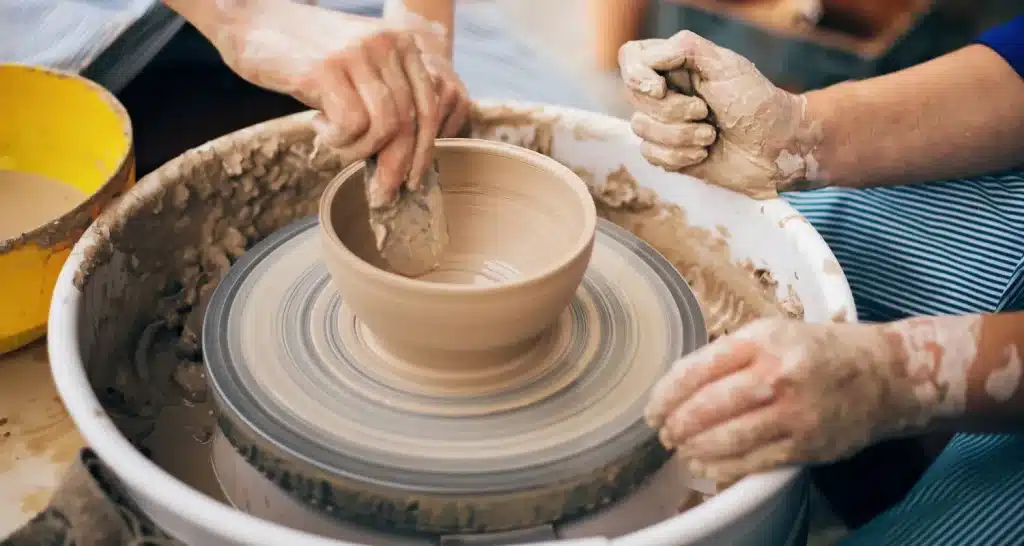 Töpferworkshop in Arbeit, mit Schwerpunkt auf praktischen Kunstkursen für alle Altersgruppen.