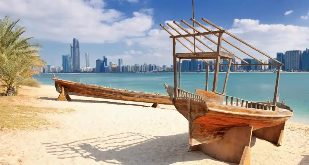 Traditionelles Holzboot vom Typ Dhow an einem Sandstrand in Abu Dhabi