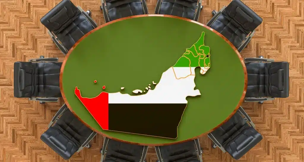 Konferenztisch mit Karte der Vereinigten Arabischen Emirate in den Nationalfarben, symbolisch für Diplomatie und Regierungsführung