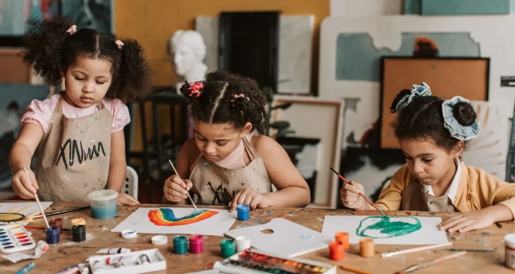 Kinder beim Malen und Zeichnen in einem Bildungsworkshop für junge Künstler auf der Abu Dhabi Art Fair 2025