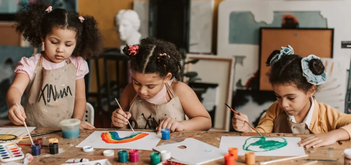Kinder beim Malen und Zeichnen in einem Bildungsworkshop für junge Künstler auf der Abu Dhabi Art Fair 2025