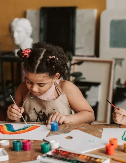 Kinder beim Malen und Zeichnen in einem Bildungsworkshop für junge Künstler auf der Abu Dhabi Art Fair 2025