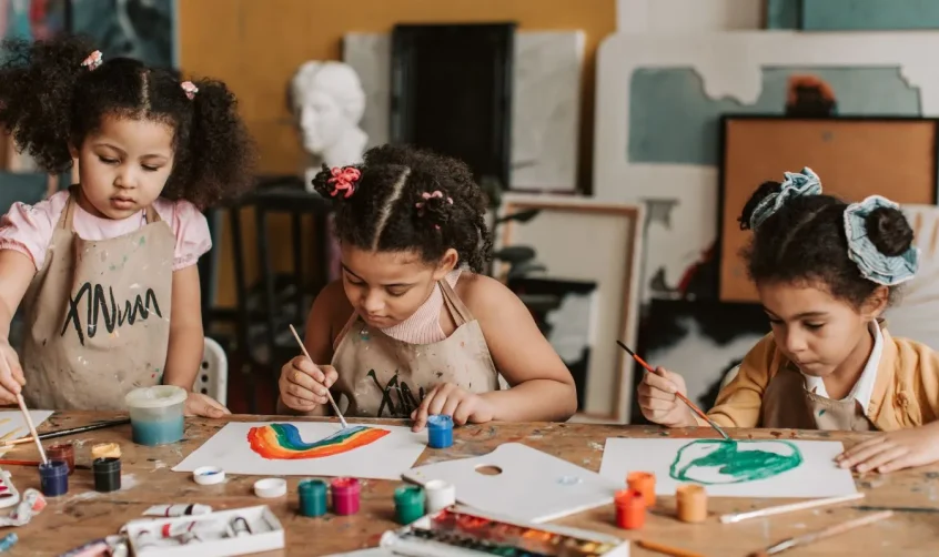 Kinder beim Malen und Zeichnen in einem Bildungsworkshop für junge Künstler auf der Abu Dhabi Art Fair 2025