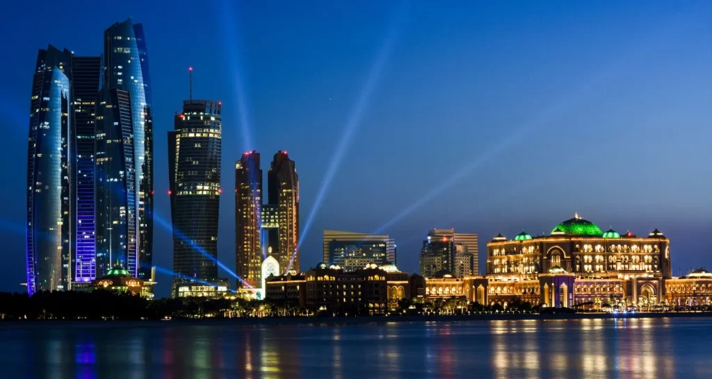 Die Skyline von Abu Dhabi bei Nacht mit beleuchteten Sehenswürdigkeiten in der Nähe der Veranstaltungsorte der Abu Dhabi Art Fair