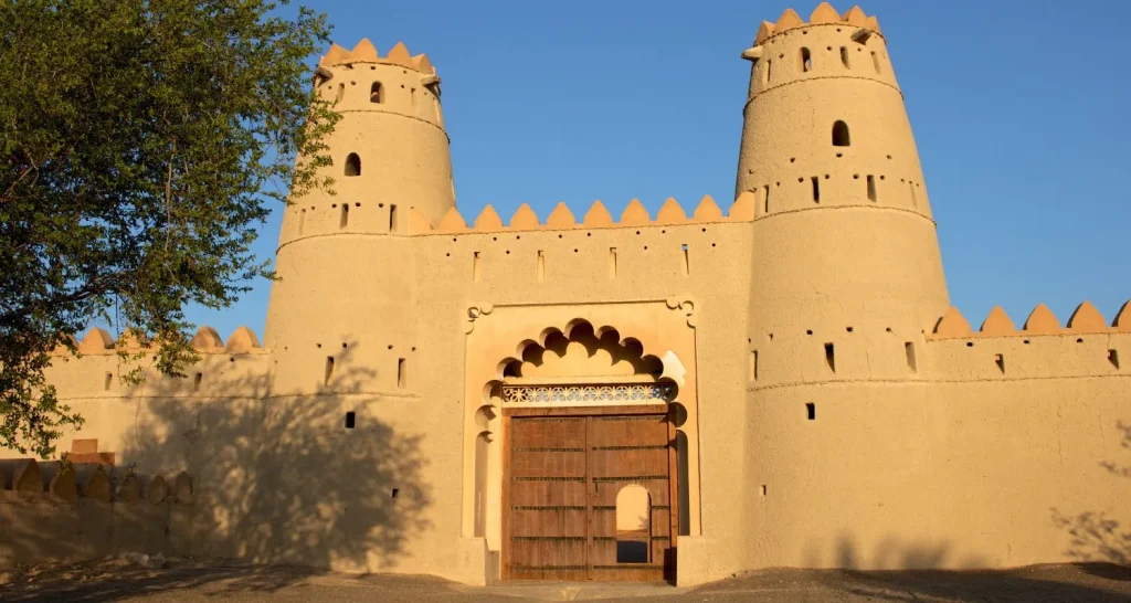 Historisches Al Jahili Fort mit traditioneller emiratischer Architektur in Al Ain